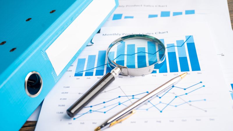Je vais analyser vos données pour des insights précieux